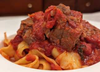 Κοκκινιστό αρνί ή κατσίκι με παπαρδέλες