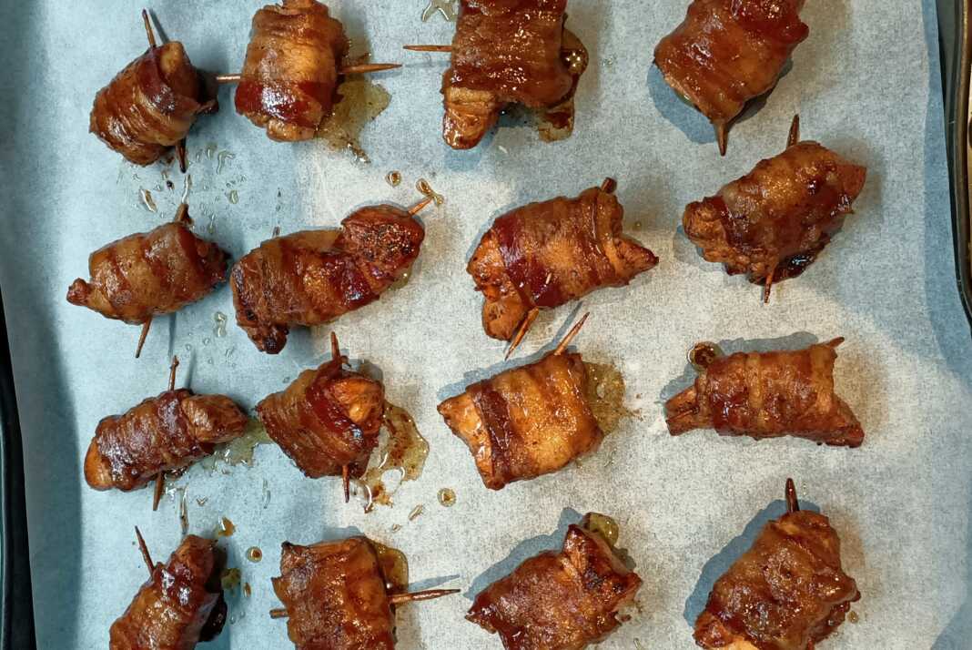 Μπουκιές κοτόπουλου τυλιγμένες σε μπέικον 