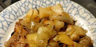 Κοτόπουλο στο φούρνο με πατάτες και κρεμμύδια