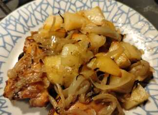 Κοτόπουλο στο φούρνο με πατάτες και κρεμμύδια