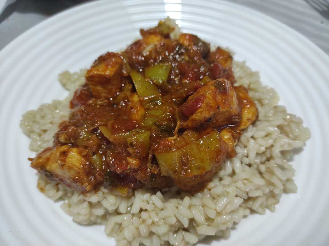 kotopouloRizi Κοτόπουλο με σάλτσα πικάντικη