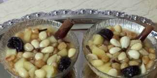 Μπολ με ζεστό Κουσάφι, γεμάτο φρούτα και αρωματισμένο με κανέλα, στολισμένο με αμύγδαλα.