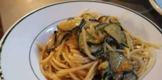 Μακαρόνια με κολοκυθάκια και μυρωδικά