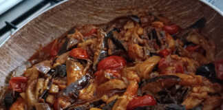 Μελιτζάνες τηγανητές και ντοματίνια