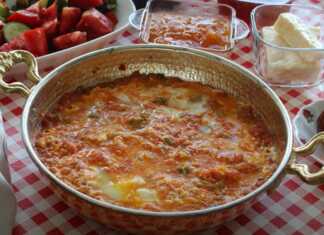 Η ζεστή **Στραπατσάδα (Μενεμέν)** σερβιρισμένη σε τηγάνι