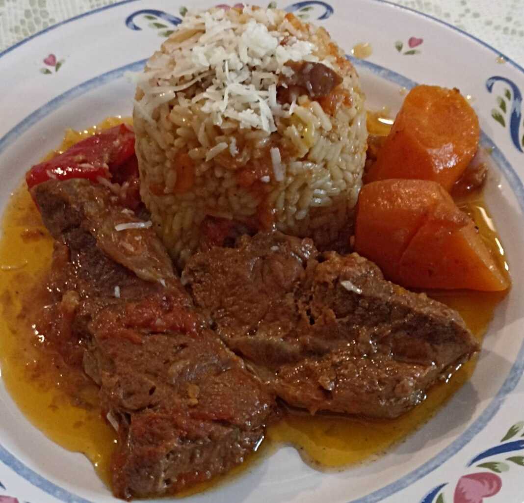 mosxarakiKokinistRizi Μοσχάρι κοκκινιστό με ρύζι !