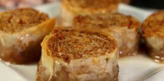 Ρολάκια μπακλαβά …με μπόλικο σιρόπι Ένα ταψί με χρυσαφένια ρολάκια μπακλαβά σιροπιασμένα, τοποθετημένα το ένα δίπλα στο άλλο.