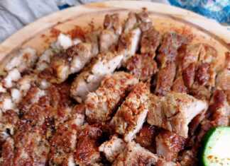 Ζουμερές μπριζόλες σε τηγάνι.