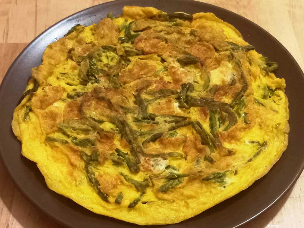 ομελέτα με άγρια σπαράγγια