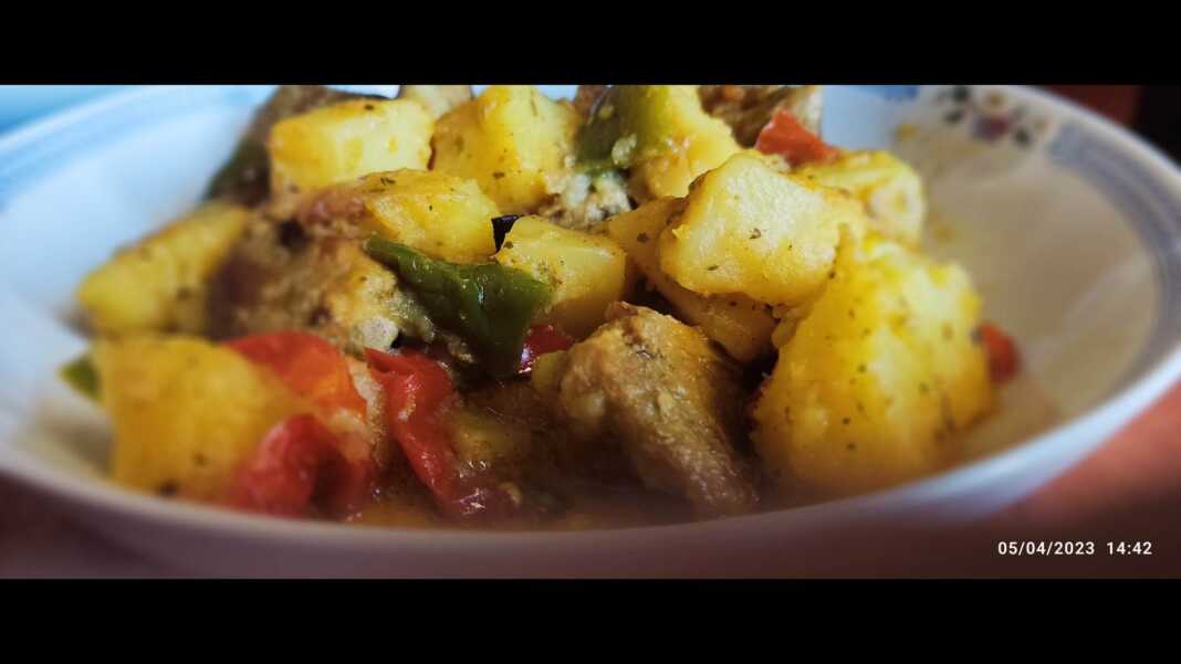 Σπάλα Χοιρινή στο φούρνο με πατάτες και πιπεριές