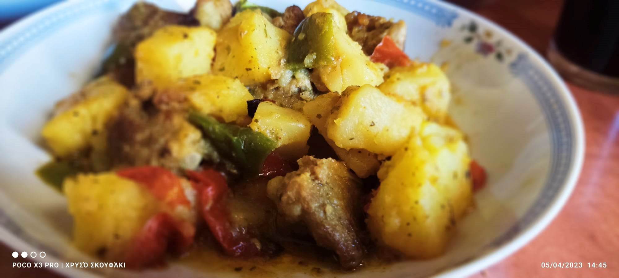 Σπάλα Χοιρινή στο φούρνο με πατάτες και πιπεριές