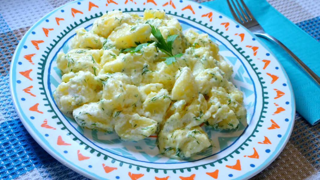 Πατατοσαλάτα με σάλτσα σκόρδου