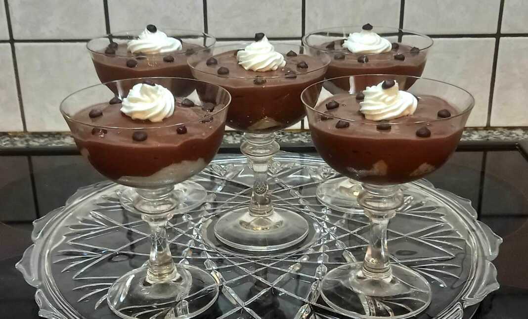 Πλούσιο και λαχταριστό προφιτερόλ σε γυάλινο ποτήρι, με κρέμα σοκολάτας, κρουασανάκια και σαντιγί.