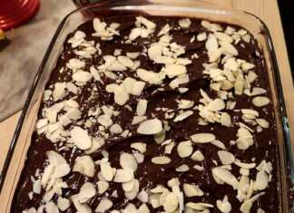 Προφιτερόλ στρωμένο σε πυρέξ με γεμιστά σουδάκια πλούσια κρέμα σοκολάτας και γαρνιτούρα από φιλέ αμυγδάλου