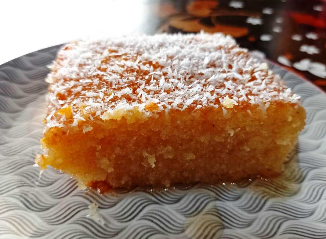 revani Ζουμερό ρεβανί με επικάλυψη ινδοκάρυδου, κομμένο σε τετράγωνα κομμάτια.