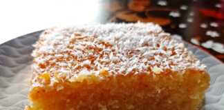 Ζουμερό ρεβανί με επικάλυψη ινδοκάρυδου, κομμένο σε τετράγωνα κομμάτια.