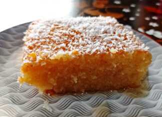 Ζουμερό ρεβανί με επικάλυψη ινδοκάρυδου, κομμένο σε τετράγωνα κομμάτια.