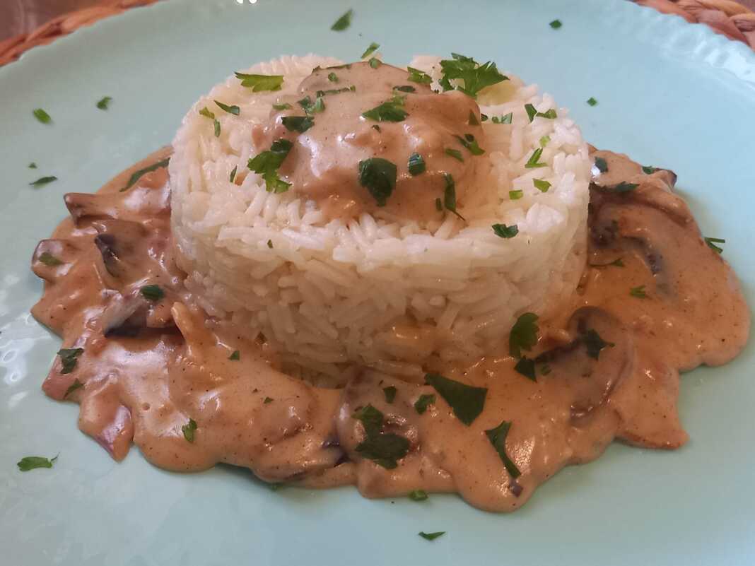 ryzi basmati me kremwdh saltsa manitariwn