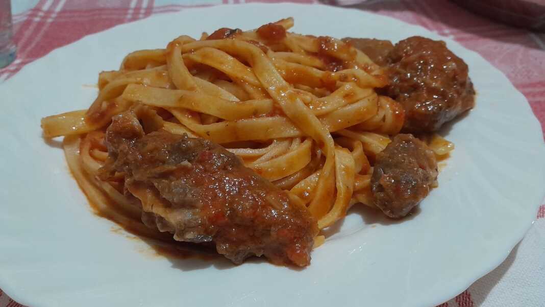 Ταλιατέλες με ρολάκια γεμιστά κρέατος