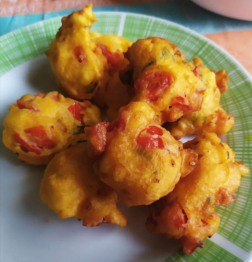 tiganitesNtomatinia Τηγανίτες με ντοματίνια και βασιλικό