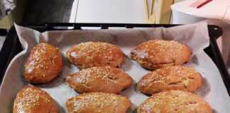 Πιατέλα γεμάτη με χρυσαφένιες Τυρόπιτες Κουρού, έτοιμες για σερβίρισμα