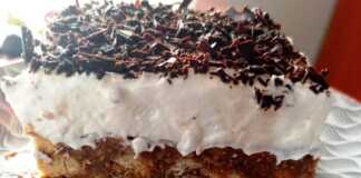 ούρτα ταψιού με μπισκότα, κομμένη σε κομμάτι, με την κρεμώδη υφή και τις στρώσεις της να φαίνονται καθαρά