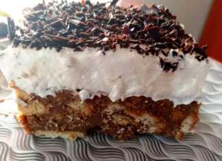 ούρτα ταψιού με μπισκότα, κομμένη σε κομμάτι, με την κρεμώδη υφή και τις στρώσεις της να φαίνονται καθαρά