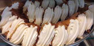 Τρίγωνα Πανοράματος με κρέμα και σαντιγι Τρίγωνα Πανοράματος