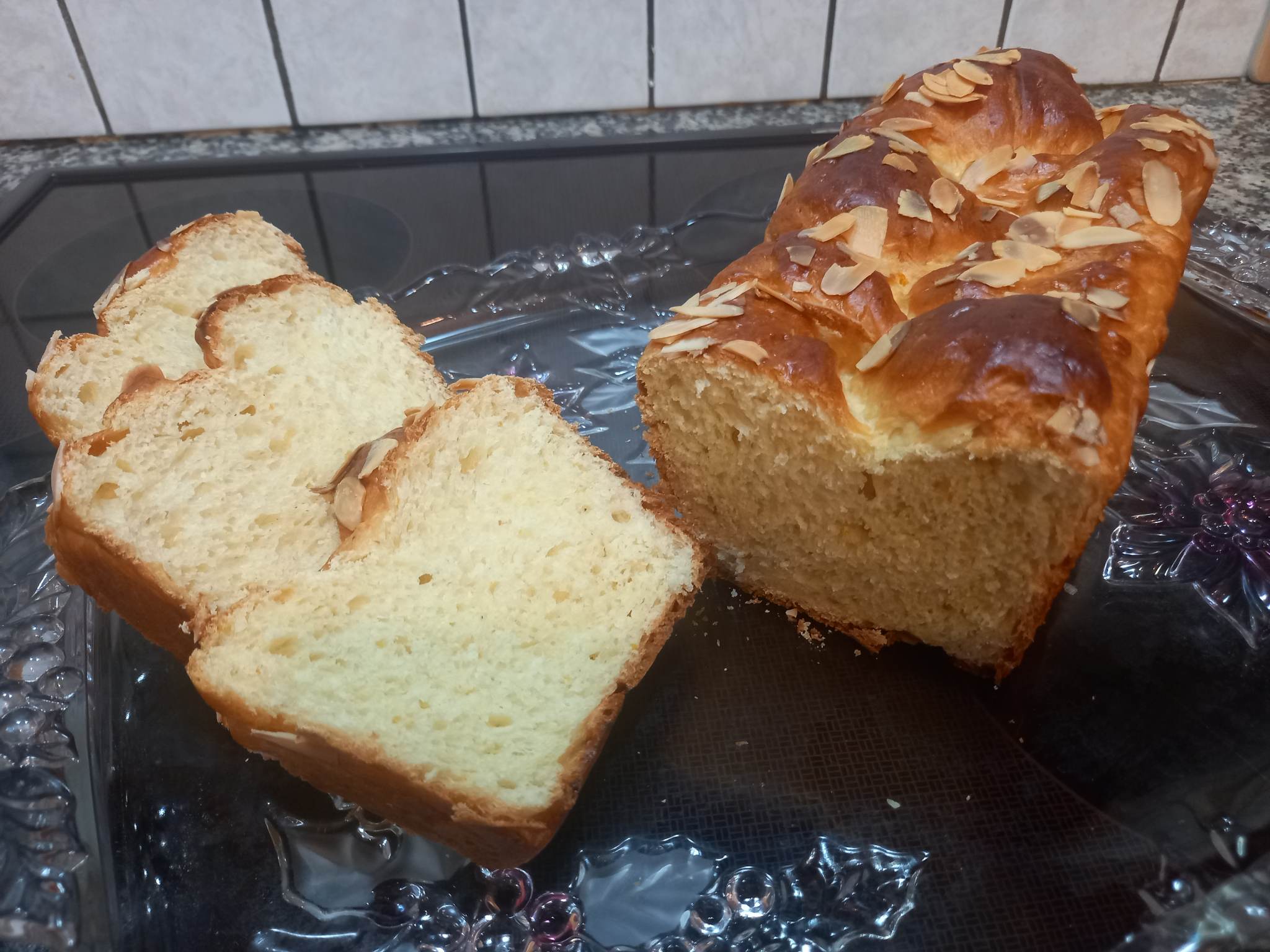 Αφράτα πασχαλινά τσουρέκια χωρίς ζύμωμα