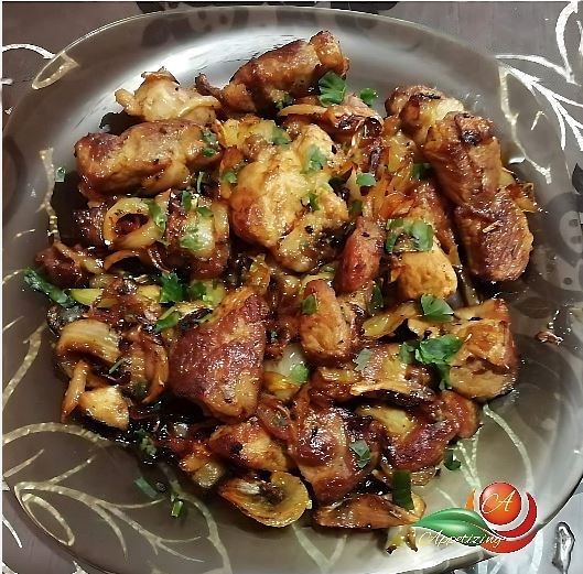 Χοιρινή τηγανιά με κρεμμύδια