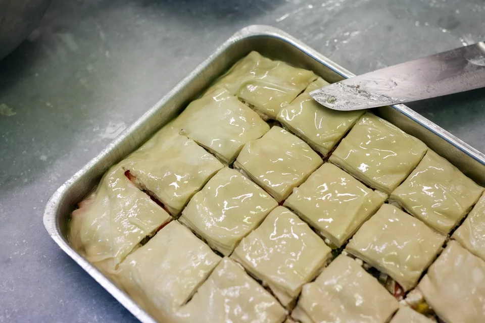 Tα ταψιά με τις πίτες πωλούνται στο πρατήριο Δήμητρα Γούναρηολόκληρα, άψητα ή ψημένα / Φωτογραφία: Δήμητρα Φούναρη/Facebook