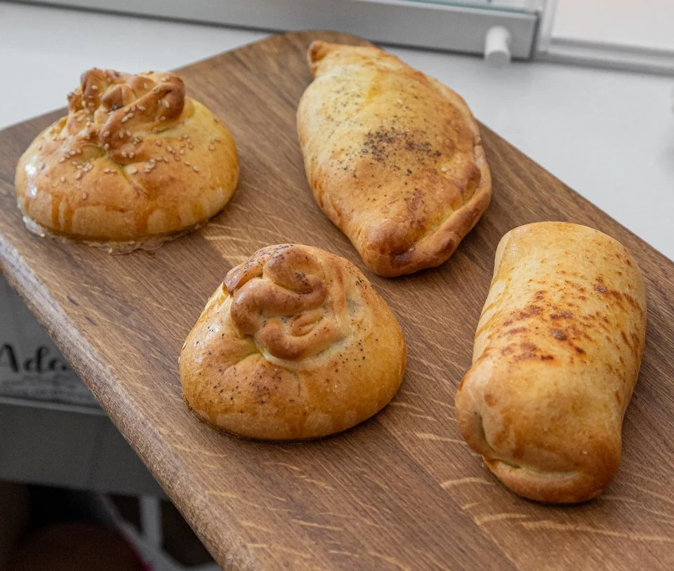 Νόστιμες πίτες με πολύ ωραία ζύμη στο Adam's, φτιαγμένη από 100% αγνά υλικά.