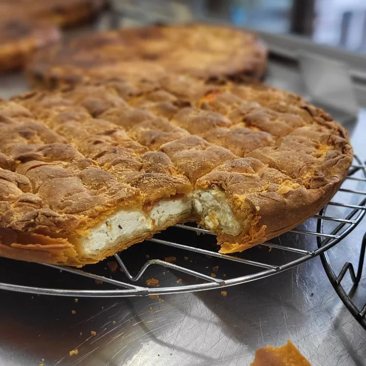 Η παραδοσιακή κρεμμυδόπιτα της Μυκόνου από το Πλαστός & Κρεμμυδόπιτα στο Παλαίο Φάληρο / Φωτογραφία: Πλαστός & Κρεμμυδόπιτα/Facebook