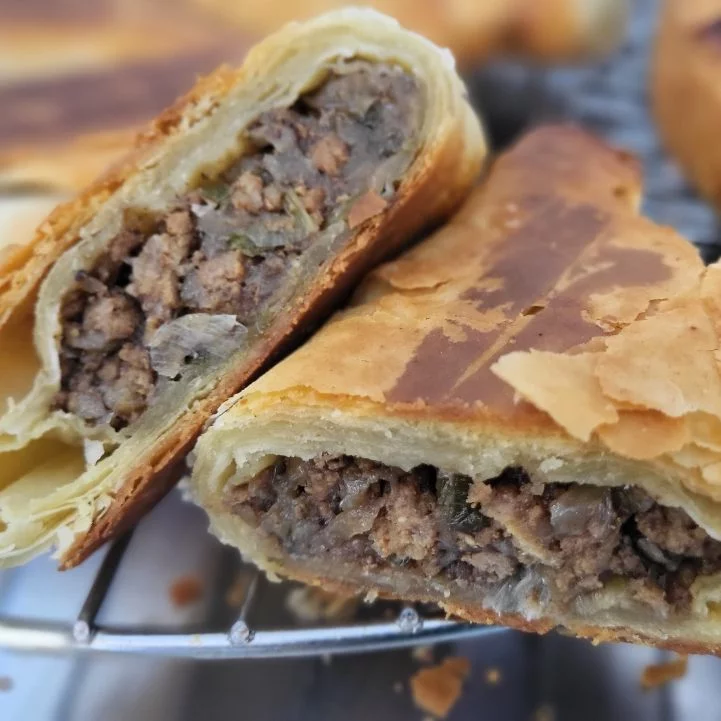 Απολαυστική κιμαδόπιτα στο Πλαστός & Κρεμμυδόπιτα / Φωτογραφία: Πλαστός & Κρεμμυδόπιτα/Facebook