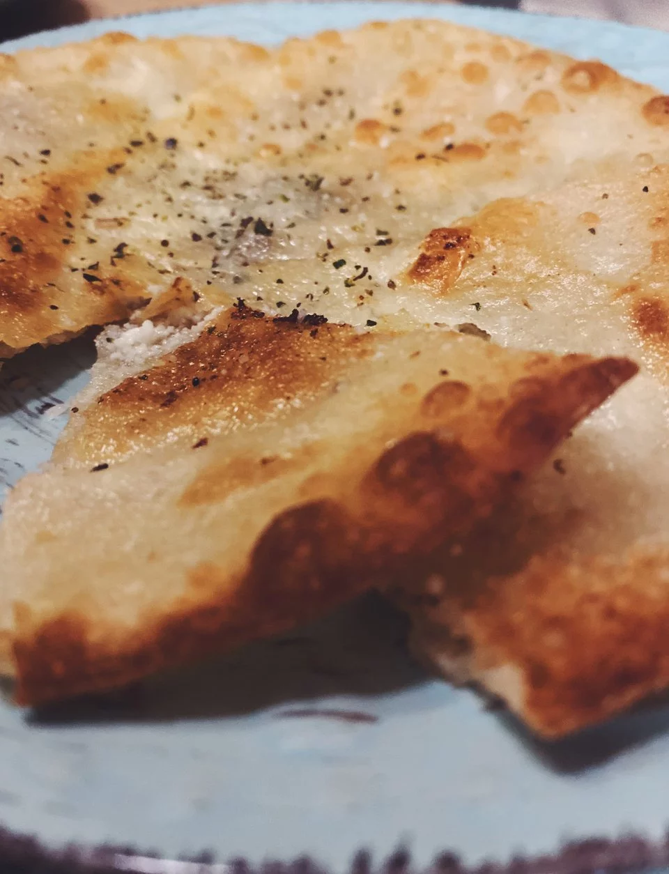 Παραδοσιακή σφακιανή πίτα στo κρητικό μεζεδοπωλείο Το Μικιό / Φωτογραφία: Μάνος Λειβαδάρος/iefimerida