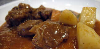 Κρασάτο Μοσχαράκι Κοκκινιστό με πατάτες