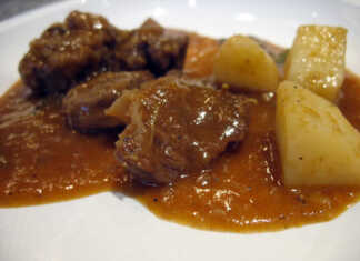 Κρασάτο Μοσχαράκι Κοκκινιστό με πατάτες