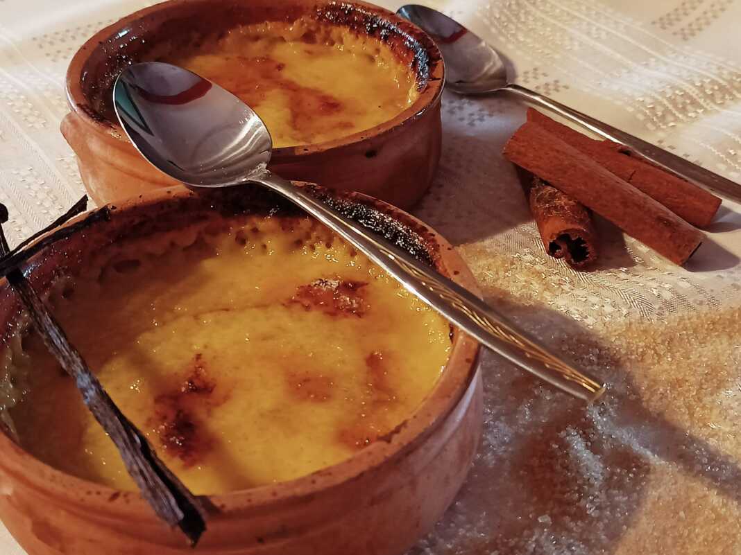 Μια φωτογραφία από ένα μπολ με τελειωμένη κρέμα καταλάνα και καραμελωμένη ζάχαρη