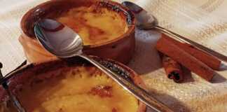 Μια φωτογραφία από ένα μπολ με τελειωμένη κρέμα καταλάνα και καραμελωμένη ζάχαρη