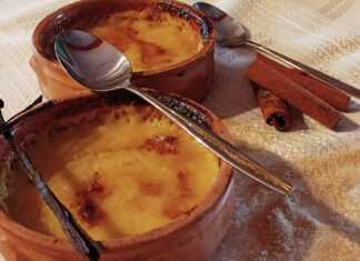 Μια φωτογραφία από ένα μπολ με τελειωμένη κρέμα καταλάνα και καραμελωμένη ζάχαρη