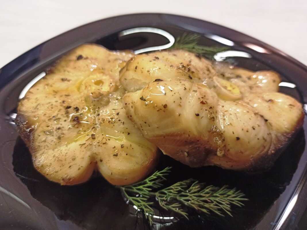 Φιλέτο ξιφία ψημένο στο φούρνο σε θαλασσινό αλάτι