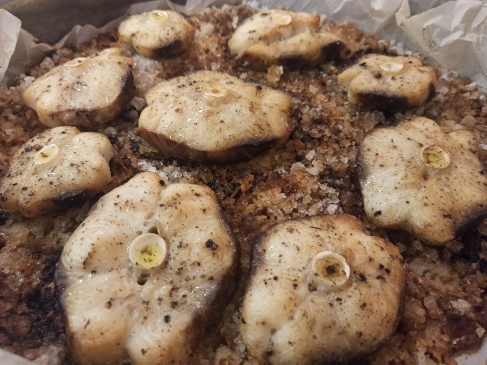 Φιλέτο ξιφία ψημένο στο φούρνο σε θαλασσινό αλάτι