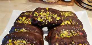 Πιάτο γεμάτο με γυαλιστερές Καριόκες με Πορτοκάλι, πασπαλισμένες με φυστίκι Αιγίνης, έτοιμες για σερβίρισμα