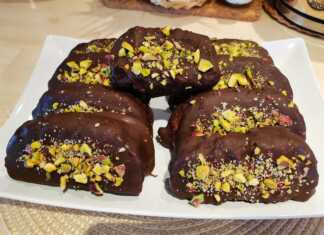 Πιάτο γεμάτο με γυαλιστερές Καριόκες με Πορτοκάλι, πασπαλισμένες με φυστίκι Αιγίνης, έτοιμες για σερβίρισμα