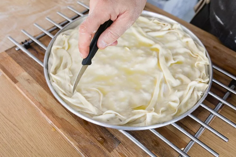 Οι πίτες του Μουζίλο έχουν τραγανές πτυχώσεις / Φωτογραφία: mouzilo.gr 