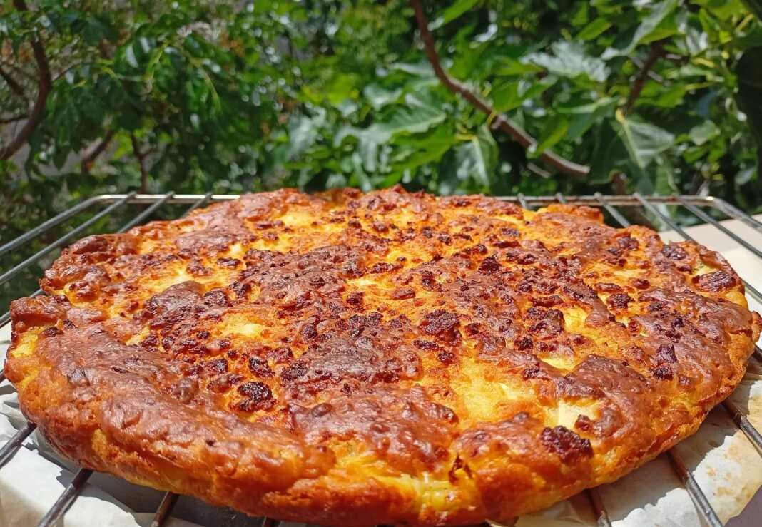 Μία ολόκληρη Παραδοσιακή Μπατζίνα σε ταψί, φρεσκοψημένη, με χρυσαφένια επιφάνεια και φέτα