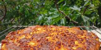 Μία ολόκληρη Παραδοσιακή Μπατζίνα σε ταψί, φρεσκοψημένη, με χρυσαφένια επιφάνεια και φέτα