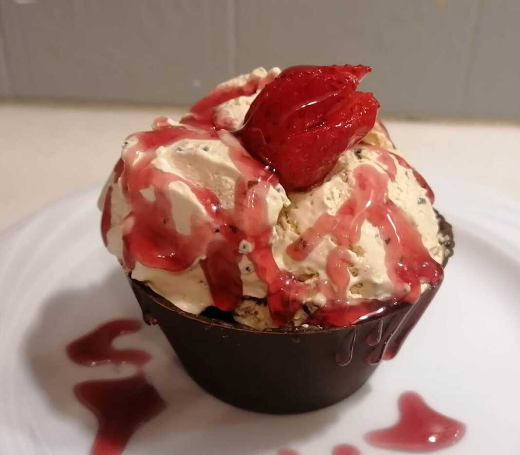 Παγωτά Καραμέλα σε μπολάκια απο σοκολάτα