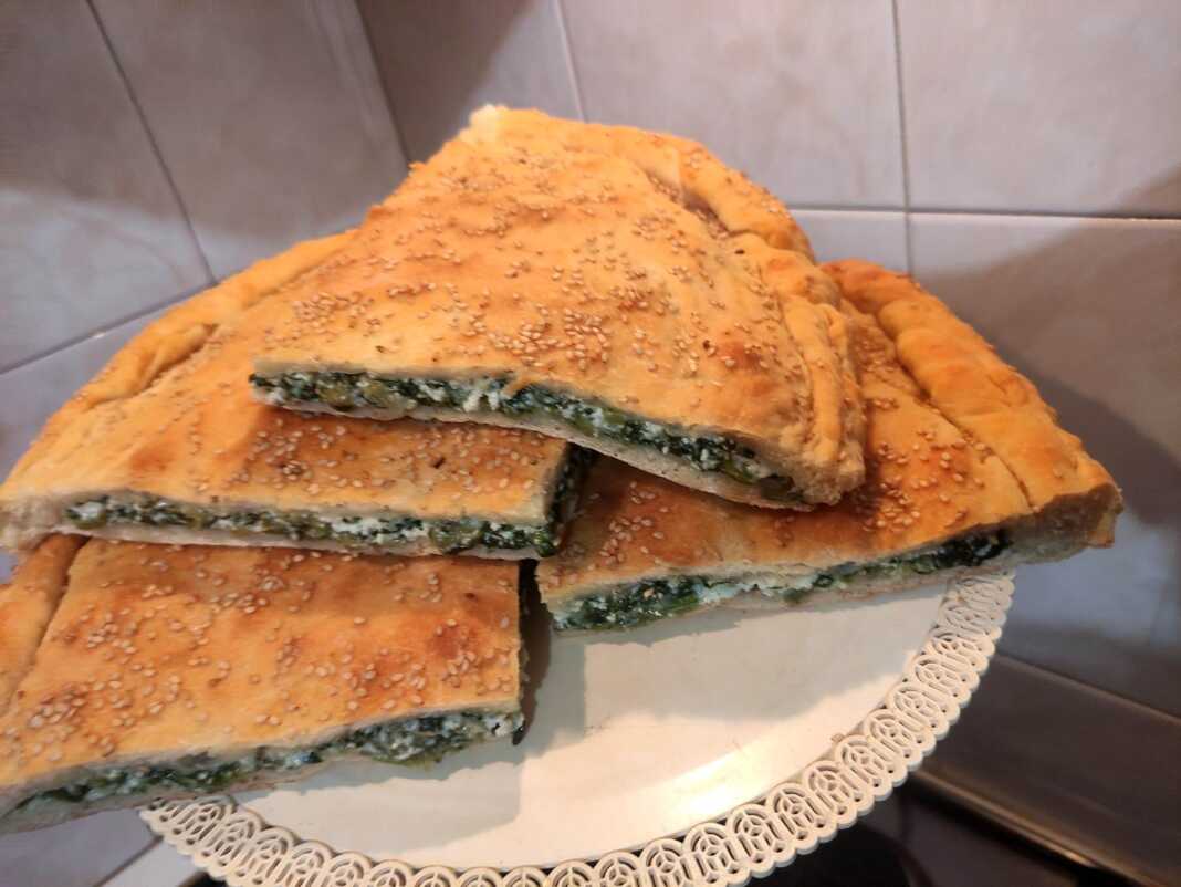 PitaSpanakiTiri Πιτα γεμιστή με σπανάκι και ανθότυρο ή φέτα