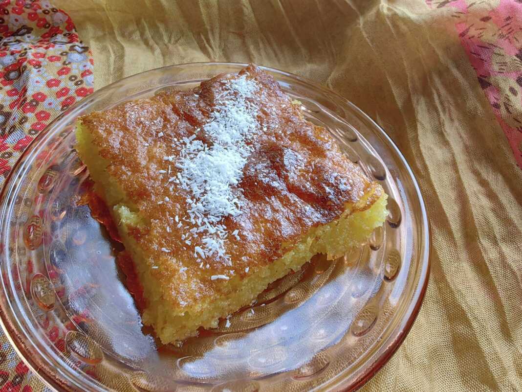 _cuva Μια φέτα από αφράτο και ζουμερό ραβανί με σιρόπι και τριμμένη καρύδα.